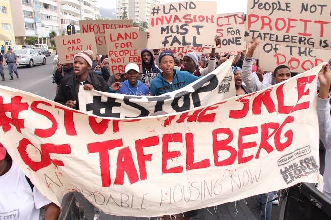 brettherron's tweet photo. #SpatialJustice #Tafelberg @ConCourtSA:
Imposes a “supervisory” order against @CityofCT & @WesternCapeGov 
Obligations of Province & City include:
a. Location of housing must be taken into account in determining what constitutes reasonable delivery of housing;
b. Sea Point is included in CBD for social housing delivery;
c. Province must submit a report under oath setting out its affordable housing plans;
d. A report of housing delivered since the commencement of this litigation must be provided (BIG PROBLEM: The answer is ZERO). Report must include similar information about housing in or around City Centre.

Province failed to meaningfully engage with public and conduct a proper public consultation process about the disposal of the land.
(This is a BIG deal for the City as well - they’re selling off land like we have a fire sale).

@ReclaimCT @NdifunaUkwazi