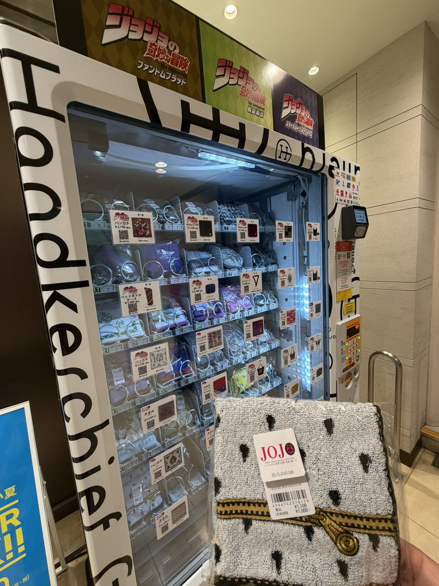 kkmalony333's tweet photo. 札幌三越🏢

ジョジョの奇妙な冒険自販機🫥

大好きなブチャラティ🫖
ハンカチを購入💐

冷静沈黙な打牌を目指し🀄️
嘘をついている奴を見抜くのだ🐚

スティッキィ・フィンガーズ🏹 https://t.co/5K1CgLTo23