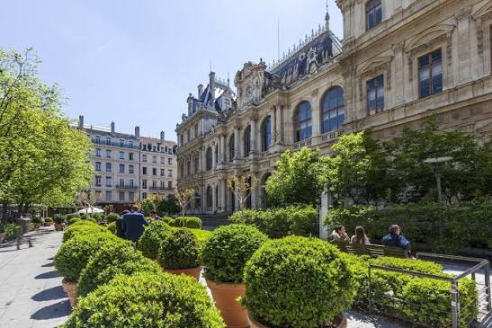 Blabla_about_m's tweet photo. @poliver69 @V_Sarselli Le bon sens aurait été d'agrandir ce jardin, de chaque côté, et de planter des arbres rue E. Herriot. #ZeroAction https://t.co/BbBLMueZJk