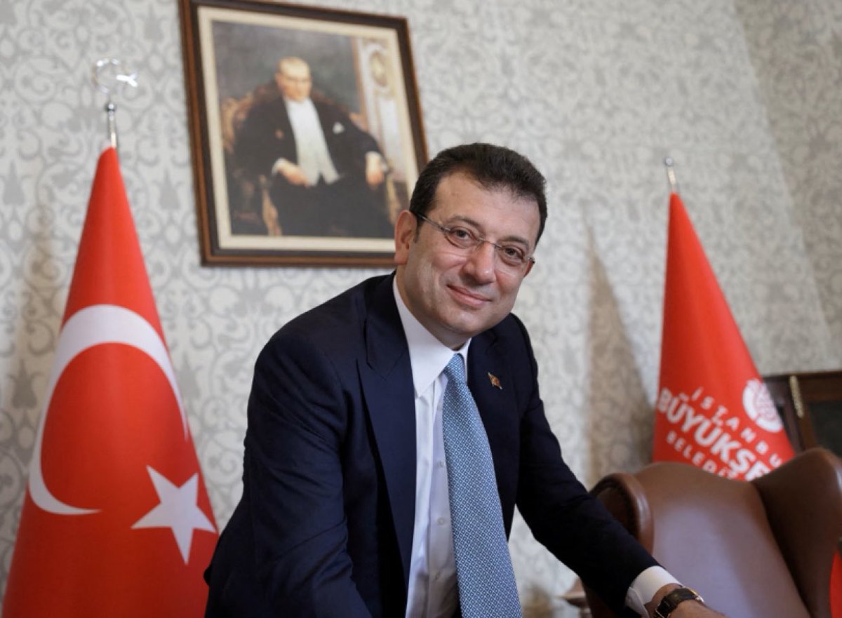 imamogluhaberrr's tweet photo. SON DAKİKA | İBB davası görülürken mahkeme başkanı “savunmaların 9 Temmuz’da tamamlanacağını”söylemesine itiraz eden Ekrem İmamoğlu, takvimin savunma hakkını zorladığını belirtti.

Tartışmanın büyümesi üzerine mahkeme başkanı, Ekrem İmamoğlu’nun salondan çıkarılması için jandarmaya talimat verdi ve salondan çıkarıldı.