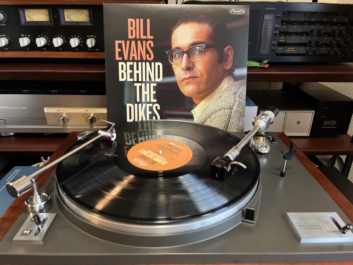 emt930st's tweet photo. 帰宅したので、今日はこのレコードを
BILL EVANS TRIO “BEHIND THE DIKES”
1969年オランダでのレコーディング
プリは大々好きなKrell PAM-2で、SPU-Aをortofon T-30で昇圧してみる
改めてPAM-2の内蔵フォノイコライザーを聴いてみると、とんでもない音がして驚く https://t.co/aSEnDLX2yB