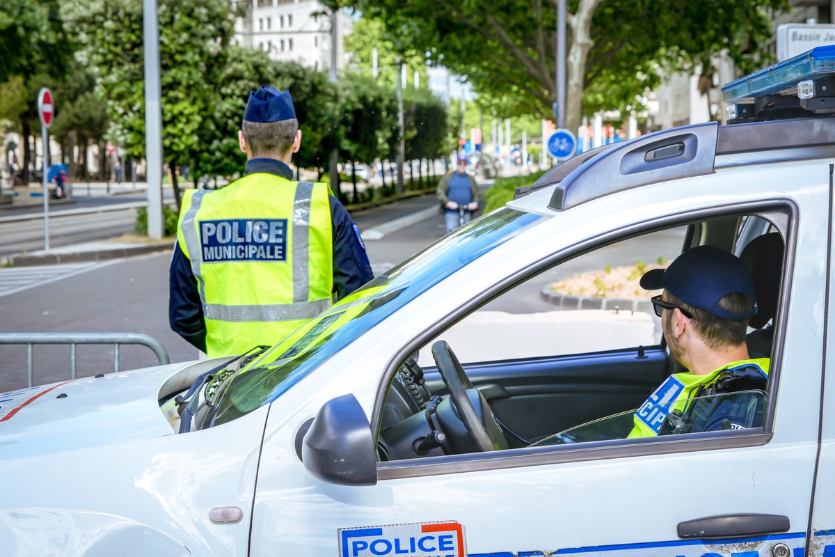 PMMontpellier's tweet photo. 🔴 Hier
🛂 Contrôle routier av. Albert Einstein
Un conducteur de scooter refuse d’obtempérer
Il accélère pour s'échapper, chute puis se débarrasse d'une bombe lacrymogène et fuit à pied, avant d’être rattrapé et interpellé sans dommage
👮 Il est conduit @PoliceNat34 https://t.co/PKSCiGptec