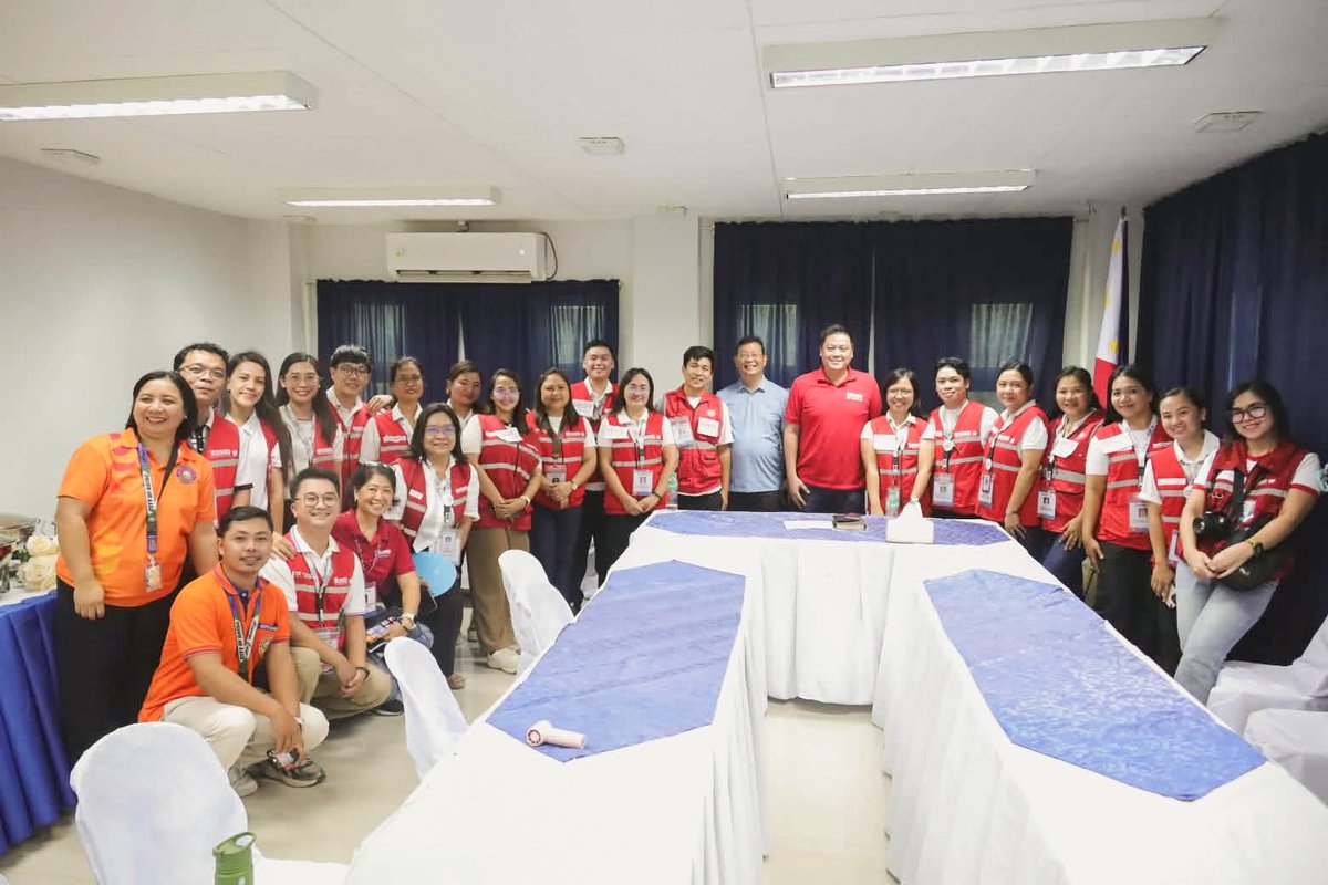 dswdserves's tweet photo. 4Ps Beneficiaries, Katuwang sa Patuloy na Pagpapahusay ng Programa

Sa pagbisita ni @rex_gatchalian  sa Ilocos Norte ngayong Huwebes (Hulyo 2), nakiisa ang Kalihim sa isang Focus Group Discussion (FGD) kasama ang mga 4Ps Parent Leaders at 4Ps City/Municipal Links para talakayin ang mga karanasan, hamon at mungkahi sa pagpapatupad ng Pantawid Pamilyang Pilipino Program (4Ps).

Ang FGD ay nagsilbing pagkakataon para direktang marinig ng Kagawaran ang mga pananaw mula sa mga benepisyaryo at field implementers, na magsisilbing gabay sa patuloy na pagpapahusay ng programa. Nakiisa rin sa aktibidad ang mga opisyal ng Batac City, kabilang sina Mayor Mark Christian Chua, Vice Mayor Albert Chua, at Senior Board Member Rafael Chua Medina.

Naniniwala ang DSWD na ang pakikinig sa mga benepisyaryo ay susi sa mas mahusay na pagpapatupad ng mga programa. Bilang pagsunod sa direktiba ni Pangulong Ferdinand R. Marcos Jr., patuloy na pagbubutihin ng DSWD ang implementasyon ng programa para mas epektibong matugunan ang pangangailangan ng mga pamilyang Pilipino. (DIAM)

Photos: BGC

#BawatBuhayMahalagaSaDSWD❤️ 
#PantawidPamilyangPilipinoProgram