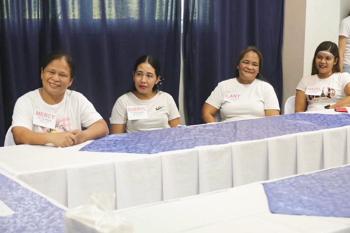 dswdserves's tweet photo. 4Ps Beneficiaries, Katuwang sa Patuloy na Pagpapahusay ng Programa

Sa pagbisita ni @rex_gatchalian  sa Ilocos Norte ngayong Huwebes (Hulyo 2), nakiisa ang Kalihim sa isang Focus Group Discussion (FGD) kasama ang mga 4Ps Parent Leaders at 4Ps City/Municipal Links para talakayin ang mga karanasan, hamon at mungkahi sa pagpapatupad ng Pantawid Pamilyang Pilipino Program (4Ps).

Ang FGD ay nagsilbing pagkakataon para direktang marinig ng Kagawaran ang mga pananaw mula sa mga benepisyaryo at field implementers, na magsisilbing gabay sa patuloy na pagpapahusay ng programa. Nakiisa rin sa aktibidad ang mga opisyal ng Batac City, kabilang sina Mayor Mark Christian Chua, Vice Mayor Albert Chua, at Senior Board Member Rafael Chua Medina.

Naniniwala ang DSWD na ang pakikinig sa mga benepisyaryo ay susi sa mas mahusay na pagpapatupad ng mga programa. Bilang pagsunod sa direktiba ni Pangulong Ferdinand R. Marcos Jr., patuloy na pagbubutihin ng DSWD ang implementasyon ng programa para mas epektibong matugunan ang pangangailangan ng mga pamilyang Pilipino. (DIAM)

Photos: BGC

#BawatBuhayMahalagaSaDSWD❤️ 
#PantawidPamilyangPilipinoProgram