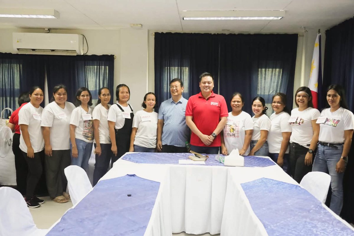 dswdserves's tweet photo. 4Ps Beneficiaries, Katuwang sa Patuloy na Pagpapahusay ng Programa

Sa pagbisita ni @rex_gatchalian  sa Ilocos Norte ngayong Huwebes (Hulyo 2), nakiisa ang Kalihim sa isang Focus Group Discussion (FGD) kasama ang mga 4Ps Parent Leaders at 4Ps City/Municipal Links para talakayin ang mga karanasan, hamon at mungkahi sa pagpapatupad ng Pantawid Pamilyang Pilipino Program (4Ps).

Ang FGD ay nagsilbing pagkakataon para direktang marinig ng Kagawaran ang mga pananaw mula sa mga benepisyaryo at field implementers, na magsisilbing gabay sa patuloy na pagpapahusay ng programa. Nakiisa rin sa aktibidad ang mga opisyal ng Batac City, kabilang sina Mayor Mark Christian Chua, Vice Mayor Albert Chua, at Senior Board Member Rafael Chua Medina.

Naniniwala ang DSWD na ang pakikinig sa mga benepisyaryo ay susi sa mas mahusay na pagpapatupad ng mga programa. Bilang pagsunod sa direktiba ni Pangulong Ferdinand R. Marcos Jr., patuloy na pagbubutihin ng DSWD ang implementasyon ng programa para mas epektibong matugunan ang pangangailangan ng mga pamilyang Pilipino. (DIAM)

Photos: BGC

#BawatBuhayMahalagaSaDSWD❤️ 
#PantawidPamilyangPilipinoProgram
