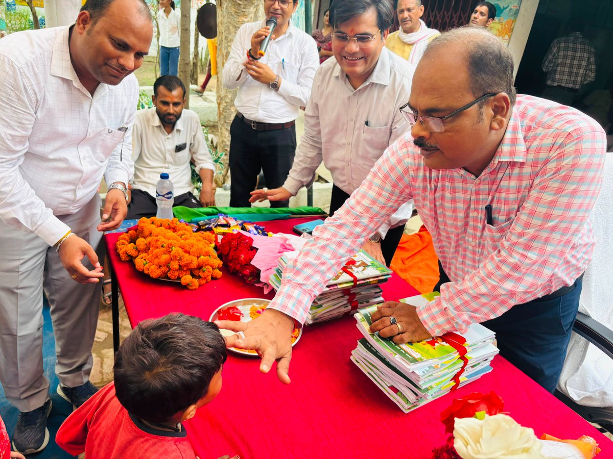 bsa_banda's tweet photo. आज दिनंाक 01.07.2026 को मुख्य विकास अधिकारी महोदय एवं जिला बेसिक शिक्षा अधिकारी महोदय के माध्यम से पी0एम0श्री0 उच्च माध्यमिक विद्यालय अर्जुनाह कम्पो0 महुआ में झंडी दिखाकर स्कूल चलो अभियान का भव्य शुभारम्भ किया गया। शिक्षा ही उज्जवल भविष्य की कुंजी है। चलो स्कूल, बढ़ाओ ज्ञान ! https://t.co/0gVyeuT8d0