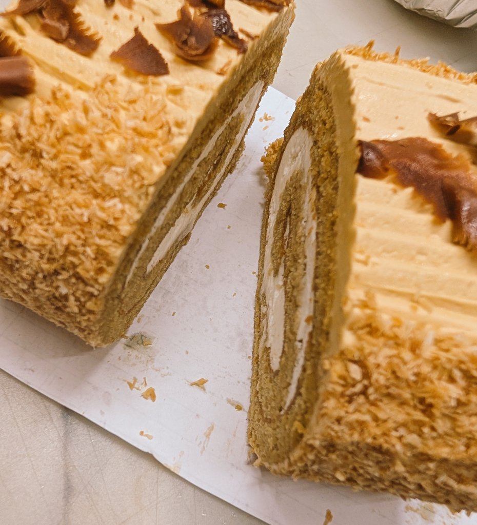 hirosecake's tweet photo. 7月2日（木）本日も22時まで営業致しますm(__)mモカロールカットと1本での販売してます！バタークリームでローズショコラ作ります‼️お客様のご来店お待ちしております
#モカロール
#ローズショコラ
#バタークリーム　　
#相模原
#古淵 https://t.co/y1Eo4yiK3x