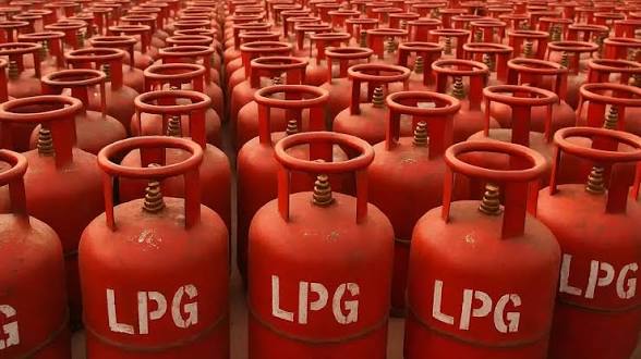 ShakirAwan88's tweet photo. پاکستان میں سب سے طاقتور مافیا شاید LPG مافیا ہے!
حکومت نے صرف 2 دن پہلے LPG کی قیمت 241 روپے فی کلو مقرر کی، مگر ملک بھر میں یہی گیس 500 روپے فی کلو تک بیچی جا رہی ہے۔اگر سرکاری نرخ صرف کاغذوں تک محدود ہیں اور مافیا اپنی مرضی کی قیمت وصول کر رہا ہے، تو پھر متعلقہ ادارے آخر کر کیا رہے ہیں؟یعنی سرکاری قیمت صرف فائلوں میں، جبکہ عوام کو دن دہاڑے لوٹا جا رہا ہے
#LPG #Pakistan #مہنگائی