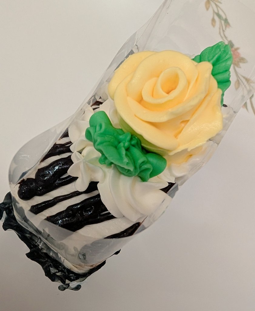 hirosecake's tweet photo. 7月2日（木）本日も22時まで営業致しますm(__)mモカロールカットと1本での販売してます！バタークリームでローズショコラ作ります‼️お客様のご来店お待ちしております
#モカロール
#ローズショコラ
#バタークリーム　　
#相模原
#古淵 https://t.co/y1Eo4yiK3x