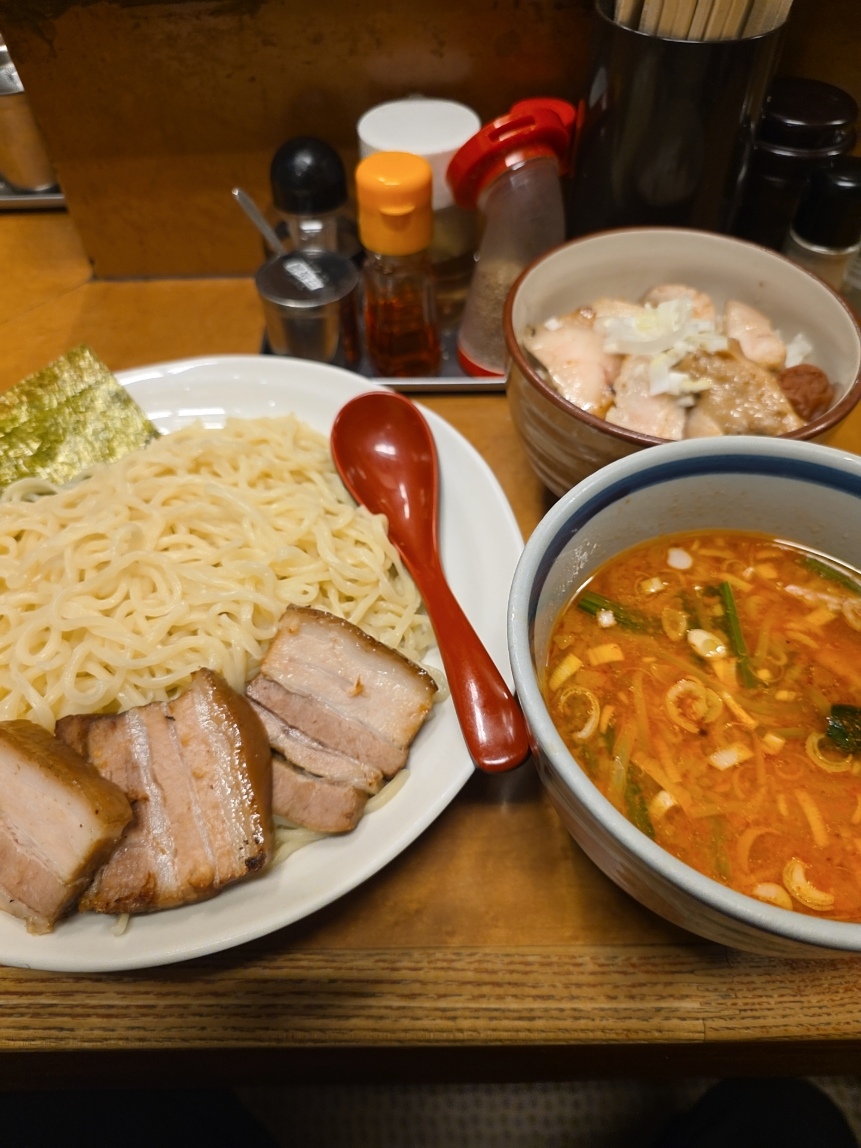 nobumin_nobutan's tweet photo. 【美味】

先日食べた沖縄の豚入りのラーメンがあまりにおいしかったので、今回は豚入りつけ麺＆豚丼を食べました。
これはハマりそうやわ。 https://t.co/sgpUrFlnQT