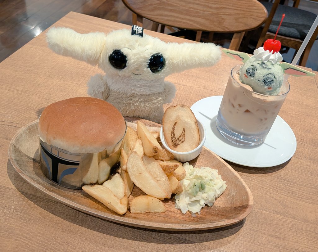 chaostageworks's tweet photo. コラボカフェに課金するのも、我らの道。

ジャリンパパのヘルメット外すのドキドキしちゃったわ（笑）素顔はハンバーガーそっくりでしたね…🍔 https://t.co/gwLxTagaoo