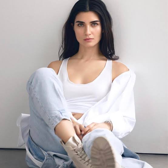 IconicRankings's tweet photo. 🇹🇷 Best Turkish Actress 2026 (Current Fan Voting)

1. Sıla Türkoğlu — 300,173 votes 🥇
2. Tuba Büyüküstün — 199,907 votes 🥈
3. Mahassine Merabet — 181,323 votes 🥉
4. Su Burcu Yazgı Coşkun
5. Cemre Arda
6. Afra Saraçoğlu
7. Demet Özdemir
8. Elçin Sangu
9. Yağmur Yüksel
10. Burcu Biricik
11. Deniz Baysal
12. Özge Gürel
13. Neslihan Atagül
14. Sinem Ünsal
15. Hande Doğandemir
16. Hazal Subaşı
17. Biran Damla Yılmaz
18. Cansu Dere
19. Nana Stambolishvili
20. Talya Çelebi

Source: Beauty Around