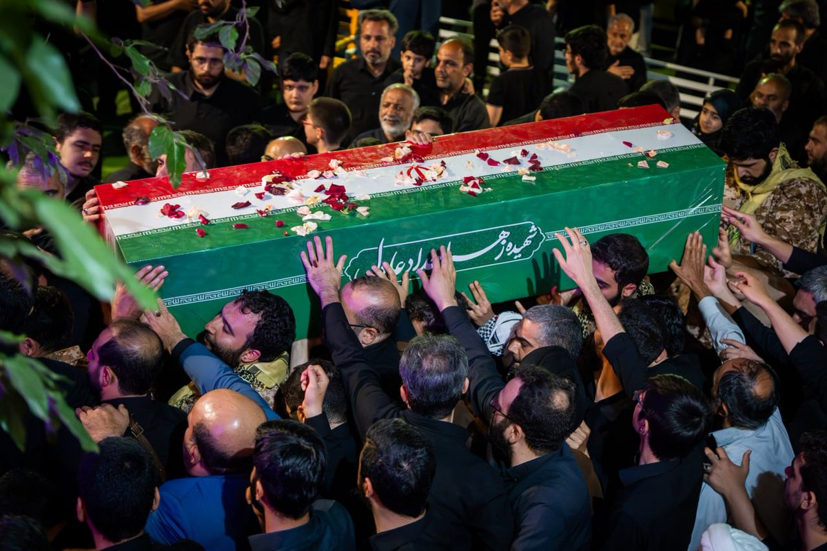 site_khamenei's tweet photo. 📷 | أُقيمت مساء أمس (الأربعاء 10 تير 1405هـ.ش) مراسم وداع المعلمة الشهيدة السيدة زهراء حداد عادل، كنّة القائد الشهيد للثورة الإسلامية الإمام السيد علي الخامنئي، والزوجة الشهيد لقائد الثورة الإسلامية، آية الله السيد مجتبى الحسيني الخامنئي، في مدرسة «فرهنك» بطهران

#قوموا_لله https://t.co/7VugLbIEUT
