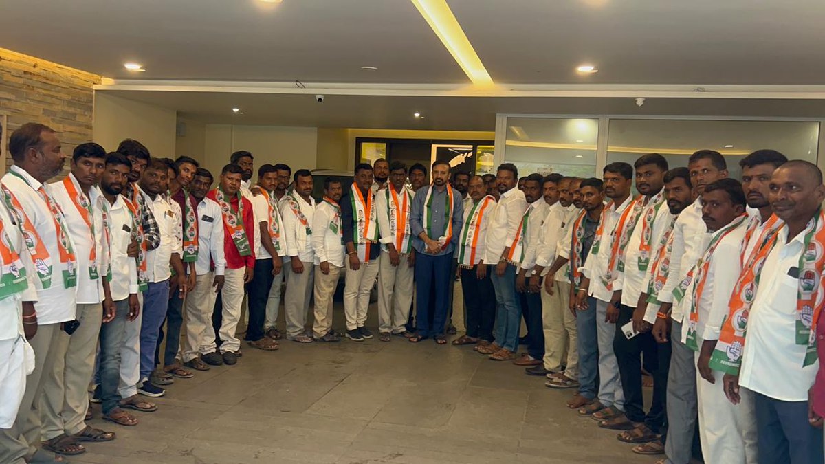 MadanMohanINC's tweet photo. ఎల్లారెడ్డి నియోజకవర్గంలో ఎమ్మెల్యే మదన్ మోహన్ గారి నాయకత్వంలో జరుగుతున్న అభివృద్ధి కార్యక్రమాలు, కాంగ్రెస్ ప్రభుత్వం అమలు చేస్తున్న ప్రజా సంక్షేమ పథకాలకు ఆకర్షితులై లింగంపేట్ మండలం పర్మల్ల గ్రామానికి చెందిన వివిధ పార్టీల నాయకులు, కార్యకర్తలు సుమారు 100 మంది కాంగ్రెస్ పార్టీలో చేరారు.

ఈ సందర్భంగా పార్టీలో చేరిన వారిలో ఎమ్మెల్యే మదన్ మోహన్ గారు ప్రత్యేకంగా కాంగ్రెస్ పార్టీ కండువాలు కప్పి స్వాగతం పలికిన ప్రముఖ నాయకులు:

పర్మల్ల గ్రామ ఉపసర్పంచ్ కోడబోయిన శ్రీను
మాజీ మండల అధ్యక్షులు చంద్రబాబు
సొసైటీ డైరెక్టర్ శ్రీకాంత్ రెడ్డి
మాజీ ఉపసర్పంచ్ కోడబోయిన శ్రీనివాస్
మాజీ బీఆర్ఎస్ అధ్యక్షులు గంట బాబు

వీరితో పాటు కాంగ్రెస్ పార్టీలో చేరిన గ్రామ పంచాయతీ పాలకవర్గ సభ్యులు మరియు కార్యకర్తలు:

బద్ద రాజులు, ఇర్ల సాయిబాబు, కాశ ప్రశాంత్, ఇర్ల గోపాల్,
రాజారెడ్డి,డీలర్ రాజు,చాకలి రవి,ఇర్ల సాయిలు,లేగ్గెల, సాయిలు,పల్లె శేఖర్,రావుల శ్రీను,మంద రమేష్,
గంట ఇస్తారీ,సాంబని గోపాల్,గంట శ్రీను, పద్మారావు
బెస్త భాగయ్య,ఇర్ల పరమేశ్,జగతి రవి,బెస్త నర్సింలు,మంద ప్రవీణ్, బద్ద కిష్టయ్య,ఇర్ల మోహన్,మన్నె రాము, గంప రవి
పోచాగౌడ్. తదితర గ్రామ పంచాయతీ పాలకవర్గ సభ్యులు, కార్యకర్తలు పెద్ద ఎత్తున కాంగ్రెస్ పార్టీలో చేరారు.