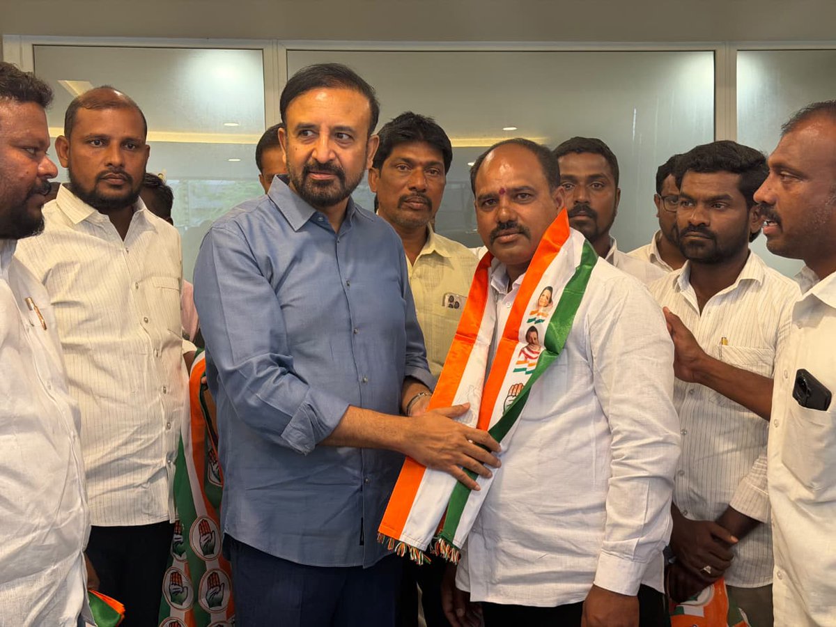 MadanMohanINC's tweet photo. ఎల్లారెడ్డి నియోజకవర్గంలో ఎమ్మెల్యే మదన్ మోహన్ గారి నాయకత్వంలో జరుగుతున్న అభివృద్ధి కార్యక్రమాలు, కాంగ్రెస్ ప్రభుత్వం అమలు చేస్తున్న ప్రజా సంక్షేమ పథకాలకు ఆకర్షితులై లింగంపేట్ మండలం పర్మల్ల గ్రామానికి చెందిన వివిధ పార్టీల నాయకులు, కార్యకర్తలు సుమారు 100 మంది కాంగ్రెస్ పార్టీలో చేరారు.

ఈ సందర్భంగా పార్టీలో చేరిన వారిలో ఎమ్మెల్యే మదన్ మోహన్ గారు ప్రత్యేకంగా కాంగ్రెస్ పార్టీ కండువాలు కప్పి స్వాగతం పలికిన ప్రముఖ నాయకులు:

పర్మల్ల గ్రామ ఉపసర్పంచ్ కోడబోయిన శ్రీను
మాజీ మండల అధ్యక్షులు చంద్రబాబు
సొసైటీ డైరెక్టర్ శ్రీకాంత్ రెడ్డి
మాజీ ఉపసర్పంచ్ కోడబోయిన శ్రీనివాస్
మాజీ బీఆర్ఎస్ అధ్యక్షులు గంట బాబు

వీరితో పాటు కాంగ్రెస్ పార్టీలో చేరిన గ్రామ పంచాయతీ పాలకవర్గ సభ్యులు మరియు కార్యకర్తలు:

బద్ద రాజులు, ఇర్ల సాయిబాబు, కాశ ప్రశాంత్, ఇర్ల గోపాల్,
రాజారెడ్డి,డీలర్ రాజు,చాకలి రవి,ఇర్ల సాయిలు,లేగ్గెల, సాయిలు,పల్లె శేఖర్,రావుల శ్రీను,మంద రమేష్,
గంట ఇస్తారీ,సాంబని గోపాల్,గంట శ్రీను, పద్మారావు
బెస్త భాగయ్య,ఇర్ల పరమేశ్,జగతి రవి,బెస్త నర్సింలు,మంద ప్రవీణ్, బద్ద కిష్టయ్య,ఇర్ల మోహన్,మన్నె రాము, గంప రవి
పోచాగౌడ్. తదితర గ్రామ పంచాయతీ పాలకవర్గ సభ్యులు, కార్యకర్తలు పెద్ద ఎత్తున కాంగ్రెస్ పార్టీలో చేరారు.