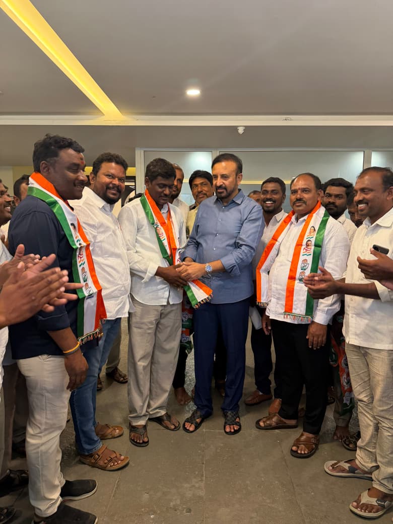 MadanMohanINC's tweet photo. ఎల్లారెడ్డి నియోజకవర్గంలో ఎమ్మెల్యే మదన్ మోహన్ గారి నాయకత్వంలో జరుగుతున్న అభివృద్ధి కార్యక్రమాలు, కాంగ్రెస్ ప్రభుత్వం అమలు చేస్తున్న ప్రజా సంక్షేమ పథకాలకు ఆకర్షితులై లింగంపేట్ మండలం పర్మల్ల గ్రామానికి చెందిన వివిధ పార్టీల నాయకులు, కార్యకర్తలు సుమారు 100 మంది కాంగ్రెస్ పార్టీలో చేరారు.

ఈ సందర్భంగా పార్టీలో చేరిన వారిలో ఎమ్మెల్యే మదన్ మోహన్ గారు ప్రత్యేకంగా కాంగ్రెస్ పార్టీ కండువాలు కప్పి స్వాగతం పలికిన ప్రముఖ నాయకులు:

పర్మల్ల గ్రామ ఉపసర్పంచ్ కోడబోయిన శ్రీను
మాజీ మండల అధ్యక్షులు చంద్రబాబు
సొసైటీ డైరెక్టర్ శ్రీకాంత్ రెడ్డి
మాజీ ఉపసర్పంచ్ కోడబోయిన శ్రీనివాస్
మాజీ బీఆర్ఎస్ అధ్యక్షులు గంట బాబు

వీరితో పాటు కాంగ్రెస్ పార్టీలో చేరిన గ్రామ పంచాయతీ పాలకవర్గ సభ్యులు మరియు కార్యకర్తలు:

బద్ద రాజులు, ఇర్ల సాయిబాబు, కాశ ప్రశాంత్, ఇర్ల గోపాల్,
రాజారెడ్డి,డీలర్ రాజు,చాకలి రవి,ఇర్ల సాయిలు,లేగ్గెల, సాయిలు,పల్లె శేఖర్,రావుల శ్రీను,మంద రమేష్,
గంట ఇస్తారీ,సాంబని గోపాల్,గంట శ్రీను, పద్మారావు
బెస్త భాగయ్య,ఇర్ల పరమేశ్,జగతి రవి,బెస్త నర్సింలు,మంద ప్రవీణ్, బద్ద కిష్టయ్య,ఇర్ల మోహన్,మన్నె రాము, గంప రవి
పోచాగౌడ్. తదితర గ్రామ పంచాయతీ పాలకవర్గ సభ్యులు, కార్యకర్తలు పెద్ద ఎత్తున కాంగ్రెస్ పార్టీలో చేరారు.