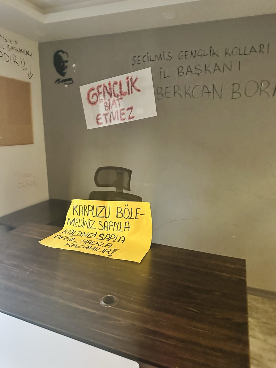 Kimobenimo's tweet photo. @nihat_yesiltas Atanmışların atadıklarına halktan sürpriz ✊🏼 https://t.co/uiFYg9V7bo