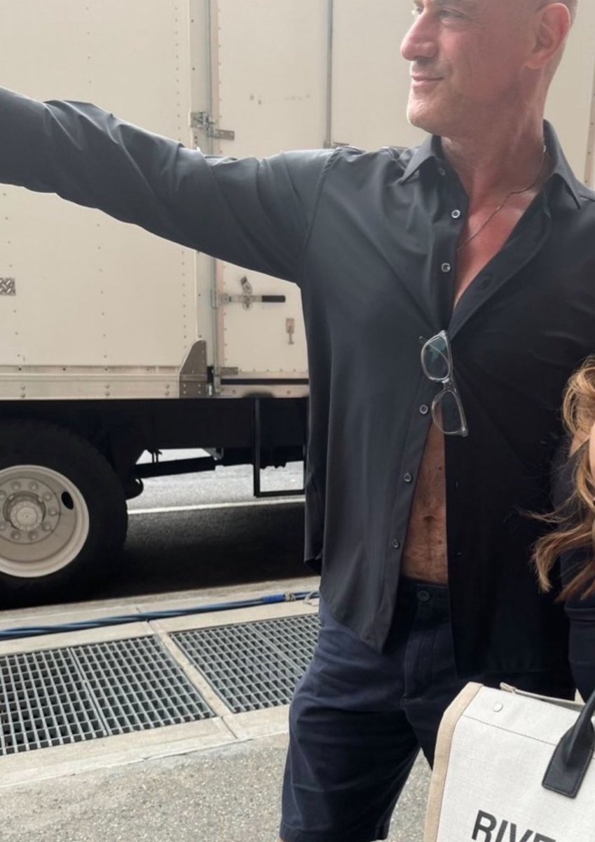 JennaChrisp's tweet photo. How to cool off in July in America: Chris Meloni style https://t.co/vOdLMW70lw