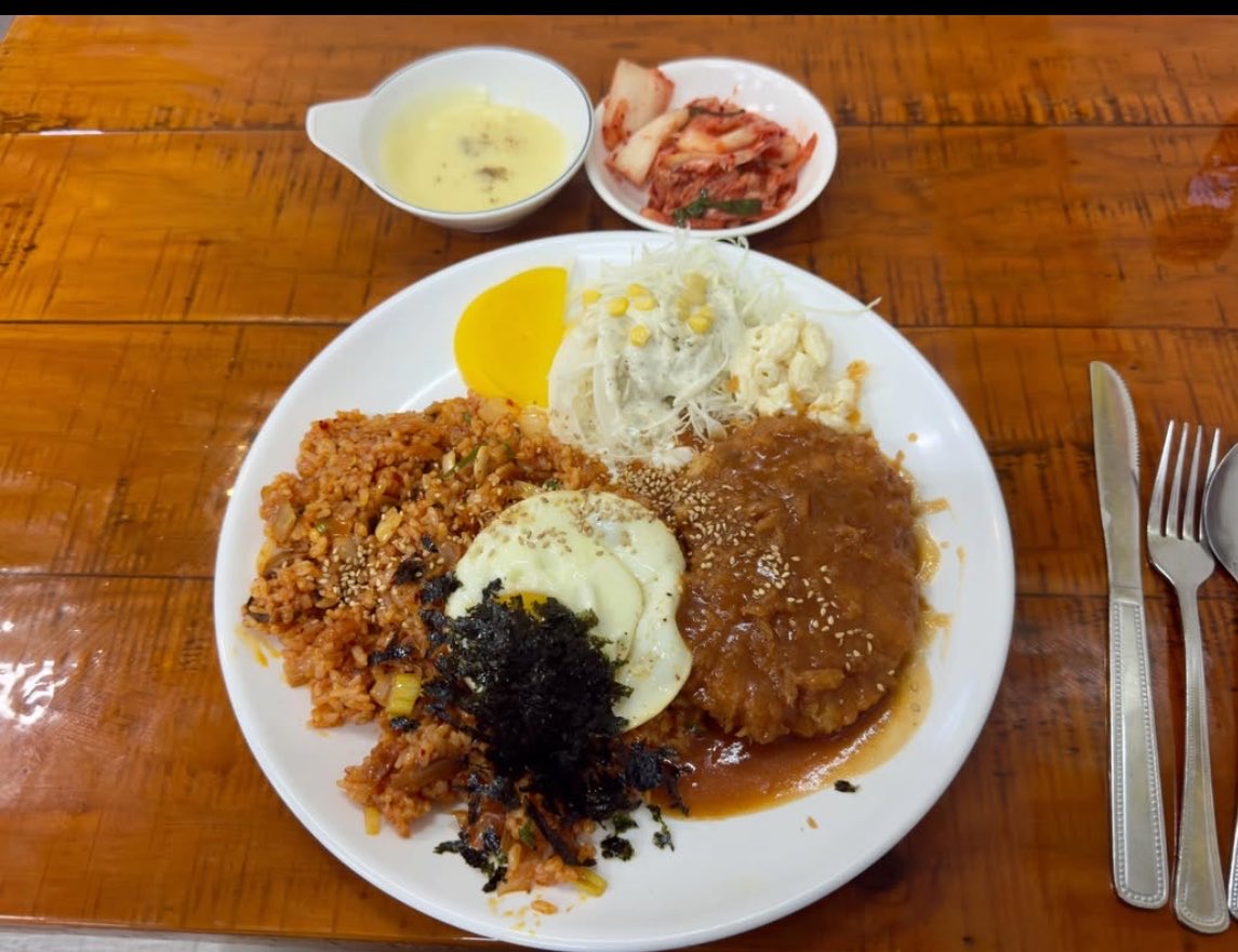 hmmmmmm1458's tweet photo. 요즘 시대에 돈까스+김치볶음밥+계란후라이가 7500원인 집 ㄷㄷ 가산디지털단지인데 직장인들 많이가겠네 https://t.co/NvX1LozzZd