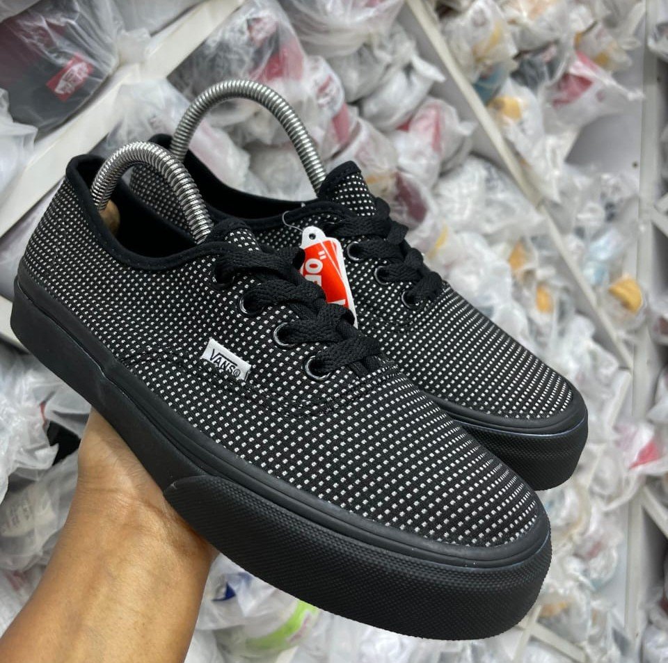 TSneakerzz's tweet photo. Wale wa Double Sole Customed Vans ndio izi... Sizes ni 37-45 na bei ni Chilled @1999ksh Call 📞 WhatsApp +254722118566 https://t.co/xWk249G0NB