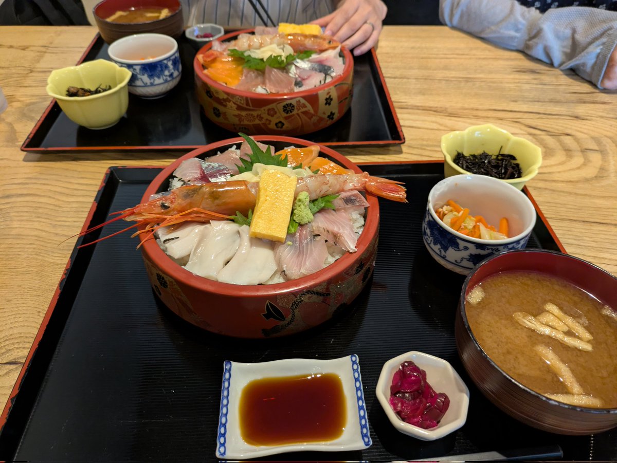 174lion's tweet photo. 今日は初めてランチで黒崎の
源七くろとり食堂の海鮮丼とローストビーフプレート食べました
新鮮で美味しくて安いです
まだまだ食べたいメニューがいっぱいありました https://t.co/PwqCbQuLNi