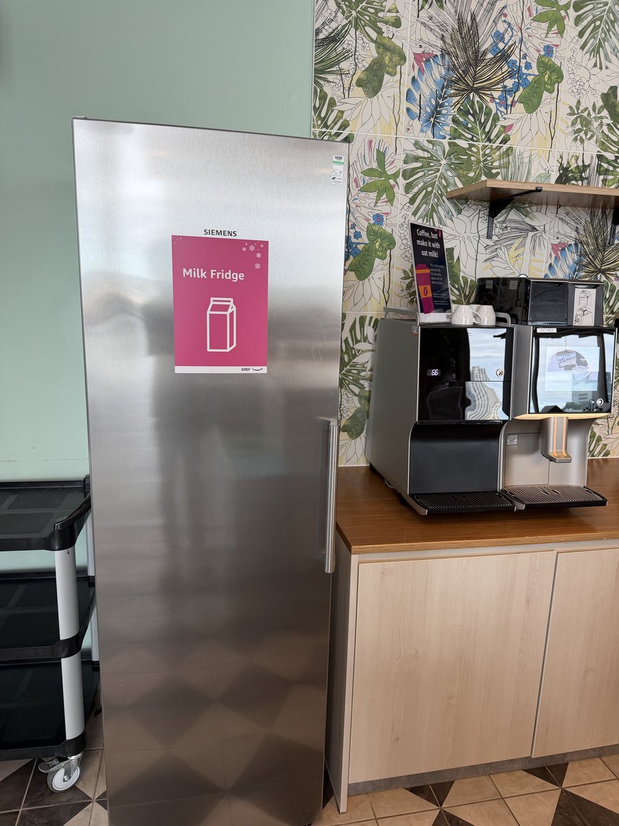 elgook's tweet photo. 牛乳好きな僕に弊社ロンドンオフィス https://t.co/cPivufbPAX