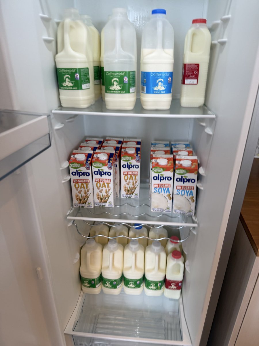elgook's tweet photo. 牛乳好きな僕に弊社ロンドンオフィス https://t.co/cPivufbPAX