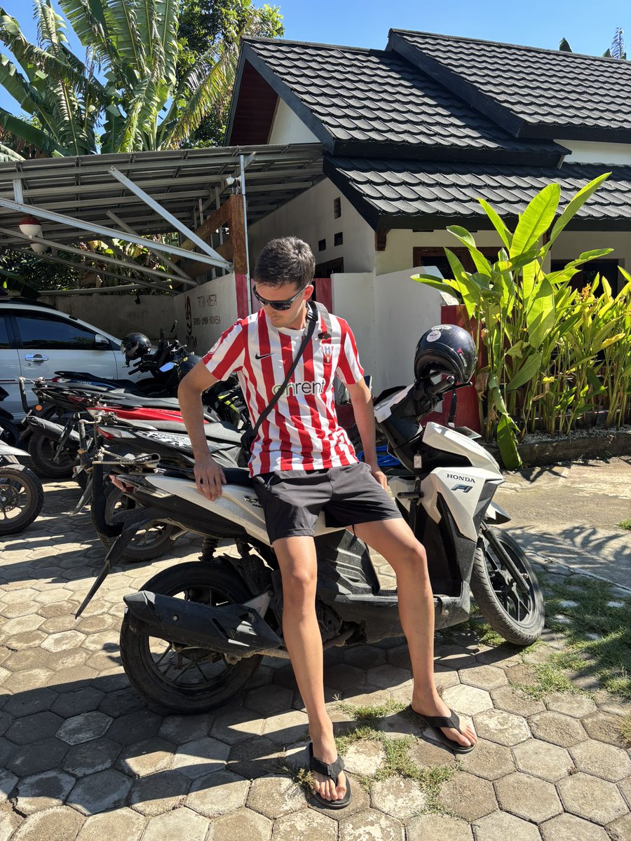 ivannnich's tweet photo. Es imposible que exista una foto de alguien con la camiseta del Moscardó en Indonesia https://t.co/SXePWjxy1f
