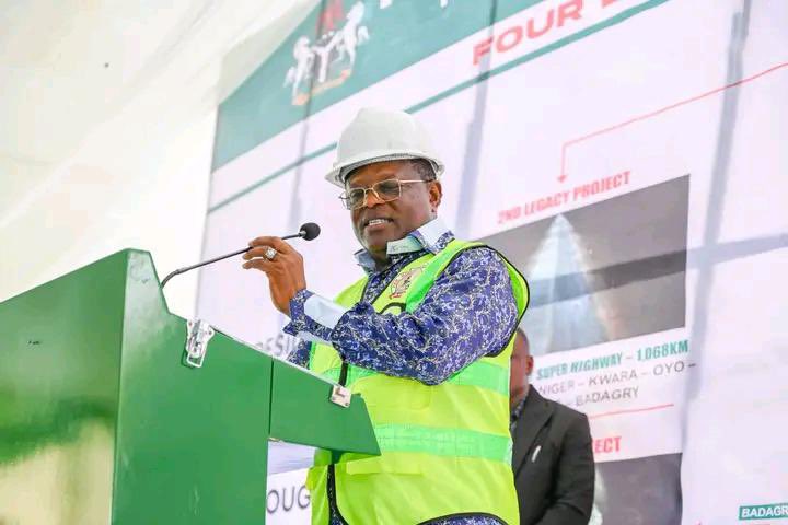 Valueactive_'s tweet photo. FEDERAL MINISTRY OF WORKS

PRESS RELEASE

FG FLAGS OFF CONSTRUCTION OF AKWANGA–JOS–BAUCHI–GOMBE–BIU—MAIDUGURI SUPERHIGHWAY, COMMISSIONS AKWANGA TOWNSHIP DUAL CARRIAGEWAY AND UNDERPASS https://t.co/niy6hyHc6f