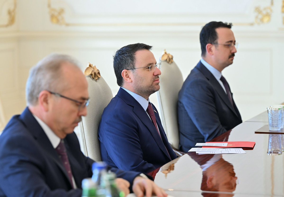 abakingurlek's tweet photo. Azerbaycan’daki resmî temaslarımız kapsamında, Azerbaycan Cumhurbaşkanı Sayın İlham Aliyev tarafından kabul edildik.

Türk Devletleri Teşkilatı vizyonu doğrultusunda gelişen ilişkilerimizi ve ülkelerimiz arasındaki adli iş birliğini daha da güçlendirecek adımları değerlendirdik.

Ortak noterlik sistemi ve adli yardımlaşma mekanizmalarıyla hukuki iş birliğimizi derinleştirmeyi, vatandaşlarımız için hukuki güvenliği daha da güçlendirmeyi kararlılıkla sürdüreceğiz.

Cumhurbaşkanımız Sayın @RTErdogan ve Azerbaycan Cumhurbaşkanı Sayın İlham Aliyev’in güçlü liderliklerinde, “Bir millet, iki devlet” şiarıyla köklenen sarsılmaz kardeşliğimizi adli alanda da ileri taşımaya devam edeceğiz.

Sayın İlham Aliyev’e kabulleri, yakın ilgileri ve gösterdikleri yüksek devlet nezaketi için şükranlarımı sunuyorum. 🇹🇷🇦🇿