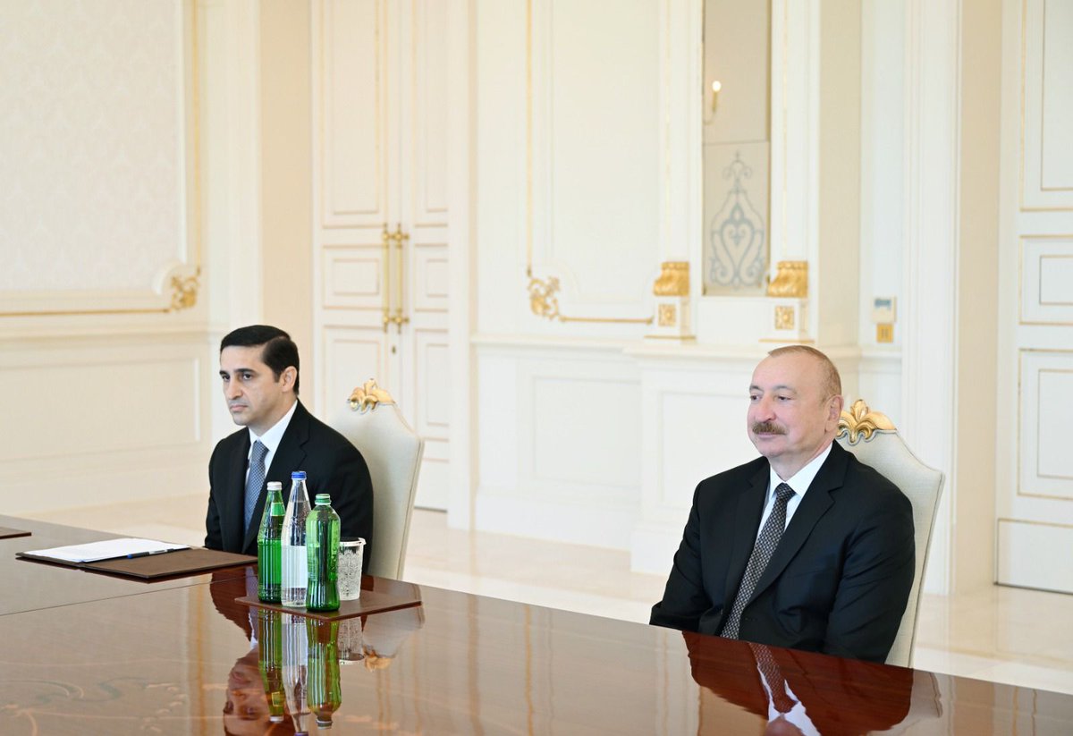 abakingurlek's tweet photo. Azerbaycan’daki resmî temaslarımız kapsamında, Azerbaycan Cumhurbaşkanı Sayın İlham Aliyev tarafından kabul edildik.

Türk Devletleri Teşkilatı vizyonu doğrultusunda gelişen ilişkilerimizi ve ülkelerimiz arasındaki adli iş birliğini daha da güçlendirecek adımları değerlendirdik.

Ortak noterlik sistemi ve adli yardımlaşma mekanizmalarıyla hukuki iş birliğimizi derinleştirmeyi, vatandaşlarımız için hukuki güvenliği daha da güçlendirmeyi kararlılıkla sürdüreceğiz.

Cumhurbaşkanımız Sayın @RTErdogan ve Azerbaycan Cumhurbaşkanı Sayın İlham Aliyev’in güçlü liderliklerinde, “Bir millet, iki devlet” şiarıyla köklenen sarsılmaz kardeşliğimizi adli alanda da ileri taşımaya devam edeceğiz.

Sayın İlham Aliyev’e kabulleri, yakın ilgileri ve gösterdikleri yüksek devlet nezaketi için şükranlarımı sunuyorum. 🇹🇷🇦🇿
