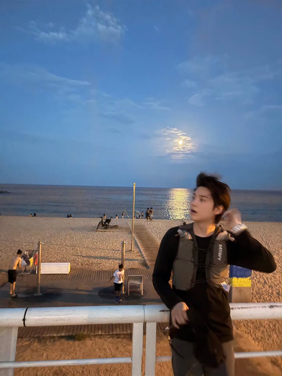 saturnsgi's tweet photo. yoongi delete gercekten baskasi bu hallerini bilmesin cok kiskaniyorum yapma cidden yastigimi isiriyorum mk https://t.co/ZPDdFf0K3j