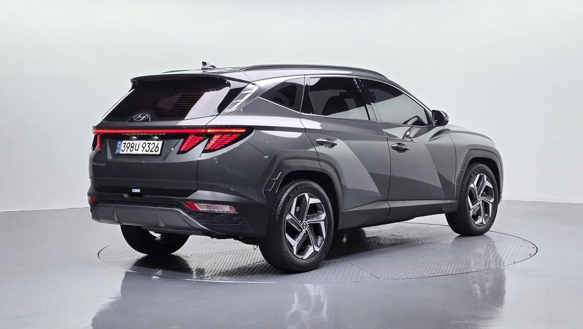 revixaicom's tweet photo. Hyundai Tucson 2022 | 1.6 Turbo | Inspiration | 62 807 км из Кореи в Беларусь
Tucson четвёртого поколения NX4 один из самых красивых кроссоверов своего времени. Параметрические огни, острые линии, современный салон. И этот экземпляр в топовой комплектации Inspiration, без аренды, с чистым кузовом.
Не был в аренде. Один владелец, частная эксплуатация. Для машины 2022 года это уже само по себе плюс.
2022 год. Пробег 62 807 км. Около 15-16 тыс. в год спокойный, размеренный темп.

Комплектация Inspiration топ линейки
Inspiration максимальная комплектация Tucson NX4. Здесь буквально всё что Hyundai мог предложить на этой модели:
🖥️ 10.25" цифровая приборная панель + 10.25" сенсорный экран с навигацией

🎵 Аудиосистема Bose премиальный звук
📱 Apple CarPlay / Android Auto беспроводное подключение
🌡️ Двухзонный климат-контроль
❄️ Вентиляция и обогрев передних сидений + обогрев задних
🔥 Обогрев руля
💺 Кожаный салон с электрорегулировкой и памятью настроек водительского кресла
🅿️ Система кругового обзора 360° с HD-камерами
🔌 Электропривод багажника с открытием ногой
🚗 Адаптивный круиз-контроль Stop & Go с предиктивным управлением
🛑 Система экстренного торможения (FCA) с распознаванием пешеходов
🔄 Контроль полосы движения + помощь при перестроении (LCA)
🔔 Мониторинг слепых зон (BSD)
🅰️ Highway Driving Assist помощник на трассе
🪟 Панорамная крыша
🔑 Бесключевой доступ и кнопка старта
💡 Фирменная параметрическая светодиодная оптика
Максимальная комплектация значит ничего доискивать не нужно.
🔧 Двигатель и техника
Под капотом бензин 1.6 Turbo G4FP. 180 л.с., 265 Нм. Лёгкий, динамичный, экономичный. Разгон до 100 км/ч около 8.5 секунд. В городе бодрый, на трассе уверенный.
CO 0% / HC 0 ppm идеальные показатели выхлопа. Мотор в отличном состоянии.

Двигатель и коробка-автомат. Утечек нет.
Привод 2WD. Для города и трассы полностью достаточно. Меньше узлов, ниже расход, проще обслуживание.
📋 Кузов и история
Кузов полностью чистый. Основной каркас и все внешние панели без ремонта и замен. Не крашена, не варена.
Не был в аренде. Один владелец один стиль вождения. Салон без лишних рук.

Страховая гарантия независимое подтверждение состояния.
✅ Итого
📅 2022 год 4-е поколение NX4, актуальный дизайн
💎 Комплектация Inspiration топовая, всё включено

🙋 Не был в аренде один владелец
📍 62 807 км хороший пробег для возраста
🛡️ Чистый кузов без аварий и ремонтов
🔩 Бензин 1.6 Turbo выбросы 0%, мотор идеальный
🎵 Bose аудиосистема премиальный звук
💡 Параметрическая оптика фирменный стиль NX4
📄 Страховая гарантия
25 273 $ цена под ключ:
Авто в Корее + доставка морем + таможня + утилизационный сбор + оформление. Никаких доплат по факту.
https://t.co/6bYZF8dROQ