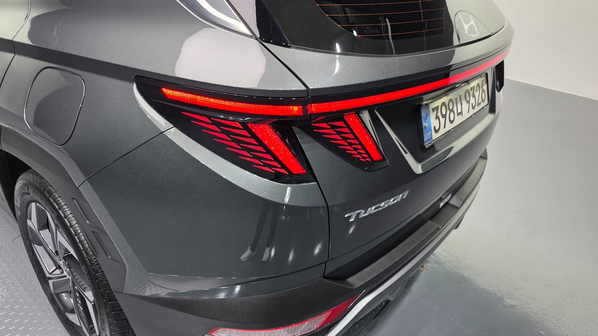 revixaicom's tweet photo. Hyundai Tucson 2022 | 1.6 Turbo | Inspiration | 62 807 км из Кореи в Беларусь
Tucson четвёртого поколения NX4 один из самых красивых кроссоверов своего времени. Параметрические огни, острые линии, современный салон. И этот экземпляр в топовой комплектации Inspiration, без аренды, с чистым кузовом.
Не был в аренде. Один владелец, частная эксплуатация. Для машины 2022 года это уже само по себе плюс.
2022 год. Пробег 62 807 км. Около 15-16 тыс. в год спокойный, размеренный темп.

Комплектация Inspiration топ линейки
Inspiration максимальная комплектация Tucson NX4. Здесь буквально всё что Hyundai мог предложить на этой модели:
🖥️ 10.25" цифровая приборная панель + 10.25" сенсорный экран с навигацией

🎵 Аудиосистема Bose премиальный звук
📱 Apple CarPlay / Android Auto беспроводное подключение
🌡️ Двухзонный климат-контроль
❄️ Вентиляция и обогрев передних сидений + обогрев задних
🔥 Обогрев руля
💺 Кожаный салон с электрорегулировкой и памятью настроек водительского кресла
🅿️ Система кругового обзора 360° с HD-камерами
🔌 Электропривод багажника с открытием ногой
🚗 Адаптивный круиз-контроль Stop & Go с предиктивным управлением
🛑 Система экстренного торможения (FCA) с распознаванием пешеходов
🔄 Контроль полосы движения + помощь при перестроении (LCA)
🔔 Мониторинг слепых зон (BSD)
🅰️ Highway Driving Assist помощник на трассе
🪟 Панорамная крыша
🔑 Бесключевой доступ и кнопка старта
💡 Фирменная параметрическая светодиодная оптика
Максимальная комплектация значит ничего доискивать не нужно.
🔧 Двигатель и техника
Под капотом бензин 1.6 Turbo G4FP. 180 л.с., 265 Нм. Лёгкий, динамичный, экономичный. Разгон до 100 км/ч около 8.5 секунд. В городе бодрый, на трассе уверенный.
CO 0% / HC 0 ppm идеальные показатели выхлопа. Мотор в отличном состоянии.

Двигатель и коробка-автомат. Утечек нет.
Привод 2WD. Для города и трассы полностью достаточно. Меньше узлов, ниже расход, проще обслуживание.
📋 Кузов и история
Кузов полностью чистый. Основной каркас и все внешние панели без ремонта и замен. Не крашена, не варена.
Не был в аренде. Один владелец один стиль вождения. Салон без лишних рук.

Страховая гарантия независимое подтверждение состояния.
✅ Итого
📅 2022 год 4-е поколение NX4, актуальный дизайн
💎 Комплектация Inspiration топовая, всё включено

🙋 Не был в аренде один владелец
📍 62 807 км хороший пробег для возраста
🛡️ Чистый кузов без аварий и ремонтов
🔩 Бензин 1.6 Turbo выбросы 0%, мотор идеальный
🎵 Bose аудиосистема премиальный звук
💡 Параметрическая оптика фирменный стиль NX4
📄 Страховая гарантия
25 273 $ цена под ключ:
Авто в Корее + доставка морем + таможня + утилизационный сбор + оформление. Никаких доплат по факту.
https://t.co/6bYZF8dROQ