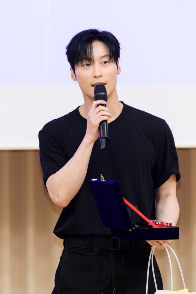 jooniverse_j's tweet photo. #HeoNamjun is awarded the SBS first half year award as the winner in drama category along with #MyRoyalNemesis writer Kang Hyun Joo.

His comment after winning ;

“First of all, I am very grateful for this precious award. Back at our first meeting, the writer told me and promised me, saying that 'if this work released, I will make sure you can't walk outside, freely (because he became known) and I am grateful that she really made it so I couldn't walk outside freely now 😂😅”

#허남준 

—

LMAOOOO he is funny 😂🤣