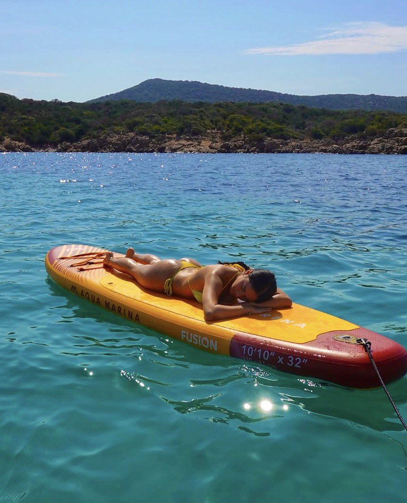 goonixoxo's tweet photo. On commence la matinée avec une branlette sur cette salope de Miel 💦🍆 https://t.co/3w3TAbXzTr