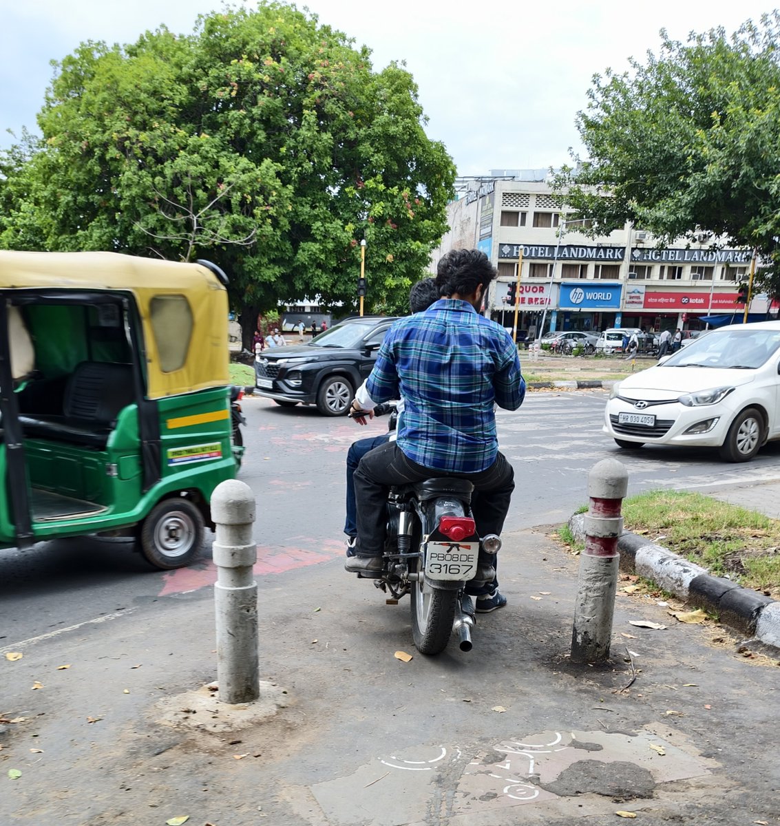 angleslover08's tweet photo. @trafficchd please issue a strict challan against Royal Enfield PB-08-DE-3167. The rider &amp; pillion were riding without helmets, driving dangerously on the wrong side, &amp; illegally using the cycle track between Piccadily Roundabout (Nr Landmark, Sec 22) High risk to public safety! https://t.co/mRq9f0jApK