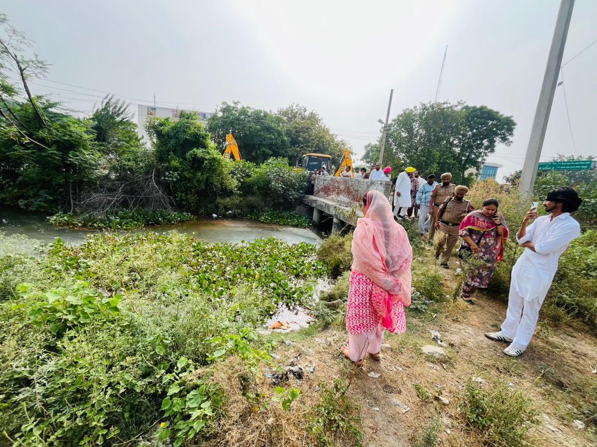 narinder_bharaj's tweet photo. ਬੀਤੀਂ ਸ਼ਾਮ ਸੁਨਾਮ ਰੋਡ ਵਿਖੇ ਬਰਸਾਤੀ ਨਾਲੇ ਦੀ ਸਫਾਈ ਦਾ ਕੰਮ ਸ਼ੁਰੂ ਕਰਵਾਇਆ ਤਾਂ ਜੋ ਬਰਸਾਤ ਦੇ ਮੌਸਮ ਵਿੱਚ ਸ਼ਹਿਰ ਵਾਸੀਆਂ ਅਤੇ ਕਿਸਾਨਾਂ ਨੂੰ ਕਿਸੇ ਵੀ ਤਰ੍ਹਾਂ ਦੀ ਮੁਸ਼ਕਿਲ ਪੇਸ਼ ਨਾ ਆਵੇ।ਇਸ ਮੌਕੇ ਪ੍ਰਧਾਨ ਭੁਪਿੰਦਰ ਸਿੰਘ ਜੀ,ਸਮੂਹ ਐਮ.ਸੀ ਸਹਿਬਾਨ ਅਤੇ ਆਪ ਆਗੂ ਹਾਜ਼ਰ ਰਹੇ…

@BhagwantMann @ArvindKejriwal @msisodia @AAPPunjab