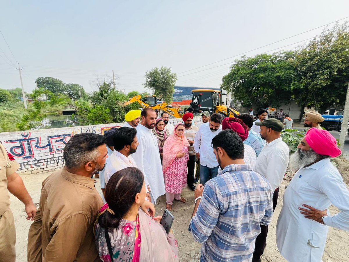 narinder_bharaj's tweet photo. ਬੀਤੀਂ ਸ਼ਾਮ ਸੁਨਾਮ ਰੋਡ ਵਿਖੇ ਬਰਸਾਤੀ ਨਾਲੇ ਦੀ ਸਫਾਈ ਦਾ ਕੰਮ ਸ਼ੁਰੂ ਕਰਵਾਇਆ ਤਾਂ ਜੋ ਬਰਸਾਤ ਦੇ ਮੌਸਮ ਵਿੱਚ ਸ਼ਹਿਰ ਵਾਸੀਆਂ ਅਤੇ ਕਿਸਾਨਾਂ ਨੂੰ ਕਿਸੇ ਵੀ ਤਰ੍ਹਾਂ ਦੀ ਮੁਸ਼ਕਿਲ ਪੇਸ਼ ਨਾ ਆਵੇ।ਇਸ ਮੌਕੇ ਪ੍ਰਧਾਨ ਭੁਪਿੰਦਰ ਸਿੰਘ ਜੀ,ਸਮੂਹ ਐਮ.ਸੀ ਸਹਿਬਾਨ ਅਤੇ ਆਪ ਆਗੂ ਹਾਜ਼ਰ ਰਹੇ…

@BhagwantMann @ArvindKejriwal @msisodia @AAPPunjab