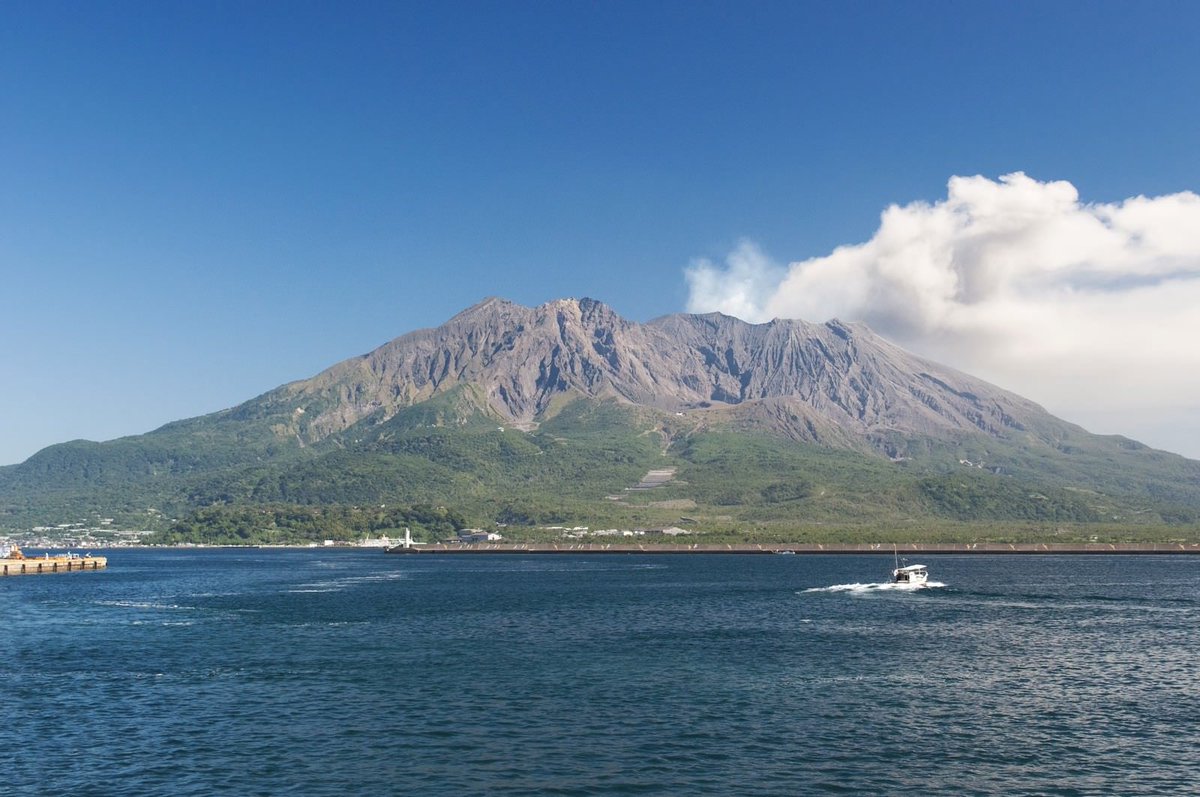 calameuyamuya's tweet photo. 都会「田舎は空気が綺麗！」

鹿児島「本当に？(桜島の噴煙を眺めながら)」 https://t.co/0MaMMRYIU3