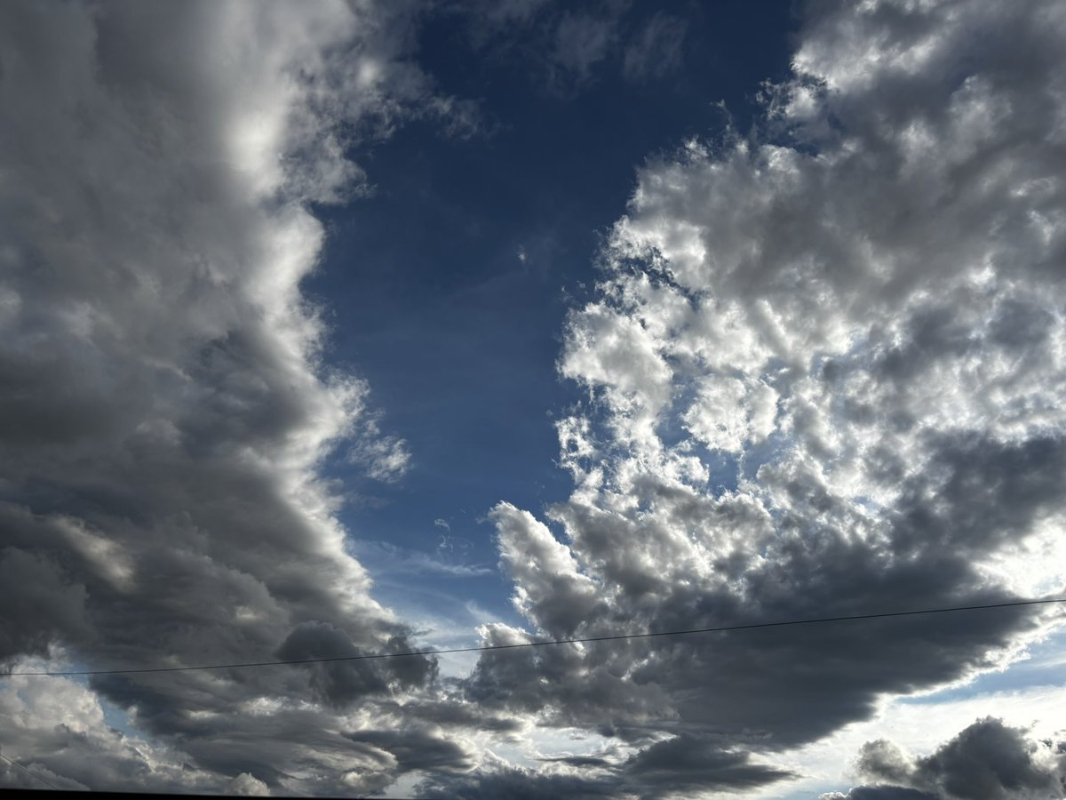 marble1218's tweet photo. 今日は通院日でした。
雨上がりの空。野心溢れる逞しい空模様だ。通院は、変わらずということで、安定してきたかな、という感じです。空にげんきをもらっているなぁ、と常々想う。今夜は鮭のホイル焼き。 https://t.co/kq1HAQm7V3