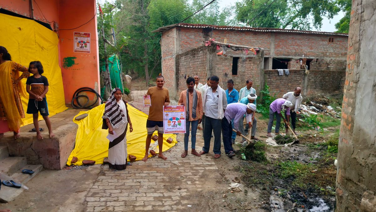DmSonbhadra's tweet photo. संचारी रोग नियंत्रण एवं दस्तक अभियान के अंतर्गत जनपद की विभिन्न ग्राम पंचायतों में स्वच्छता अभियान चलाकर साफ-सफाई कराई जा रही है। साथ ही आमजन को संचारी रोगों से बचाव, स्वच्छता एवं स्वास्थ्य संबंधी आवश्यक सावधानियों के प्रति जागरूक किया जा रहा है। @gaur_charchit
@CMOfficeUP https://t.co/WBsJLQ9jNC