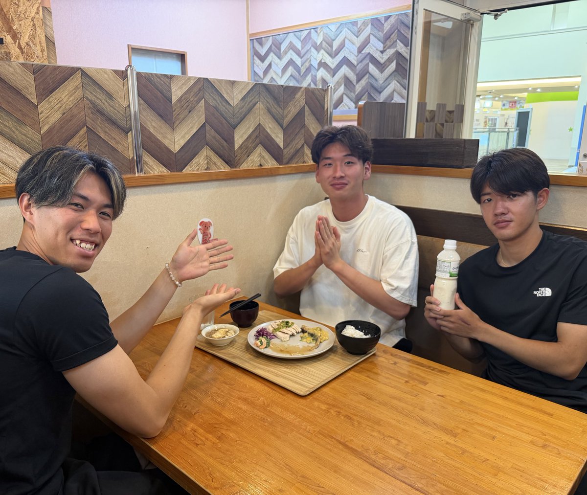 55tegevajaro's tweet photo. ／
いただきます！🐶🌴
＼

#横浜F・マリノス より育成型期限付き移籍で加入した No.31 #木村凌也 選手！

栄養満点の美味しい夕食を、もりもり食べています！🍙

同級生の #徳若碧都 選手と #佐藤遼 選手と一緒に📷

#テゲバジャーロ宮崎 #テゲバ https://t.co/x83IeHbZqI