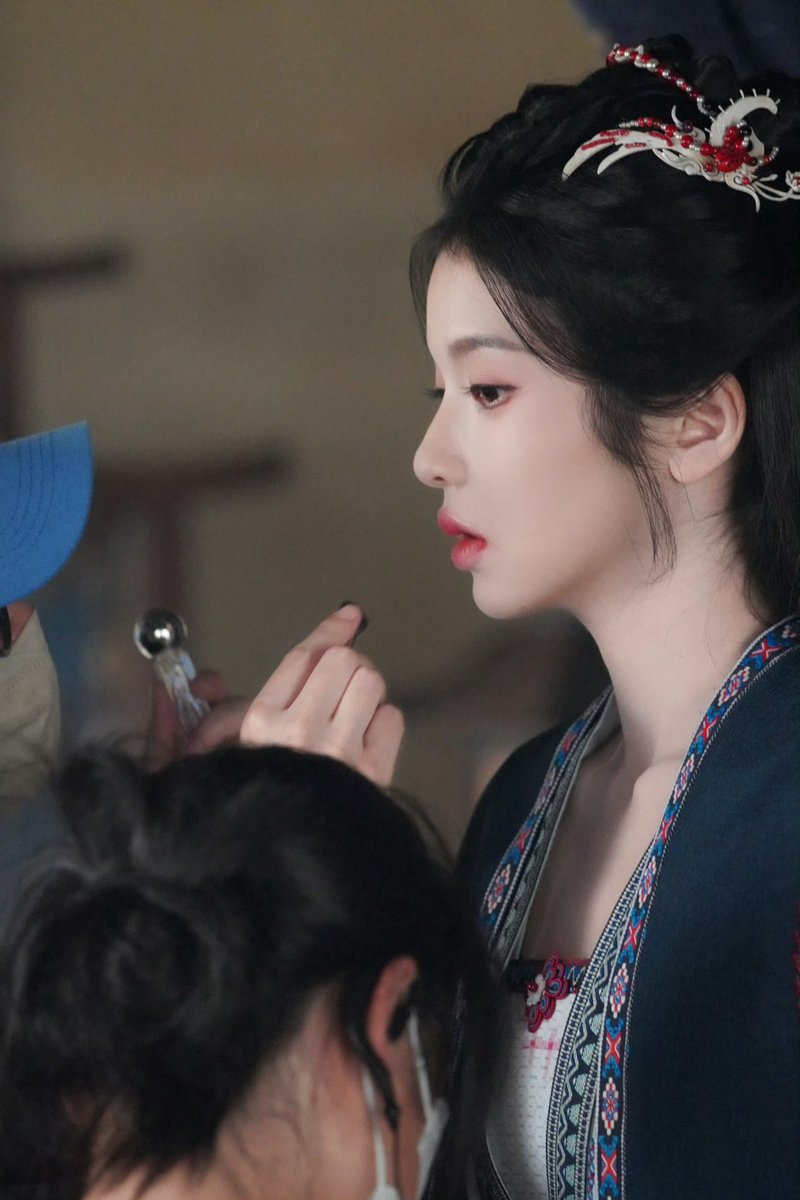 ZHANGMIAOYI_TH's tweet photo. 20260702 | Sanshui Studio update ✨
“ชีวิตประจำวันของกองถ่ายก็ประมาณนี้: ตั้งใจถ่ายละครอย่างจริงจัง แล้วก็แถมน่ารักไปด้วยในตัว 🐶”
#WrongWorld #错世录
#จางเหมี่ยวอี๋ #ZhangMiaoyi #张淼怡 https://t.co/9povx5Mv0N