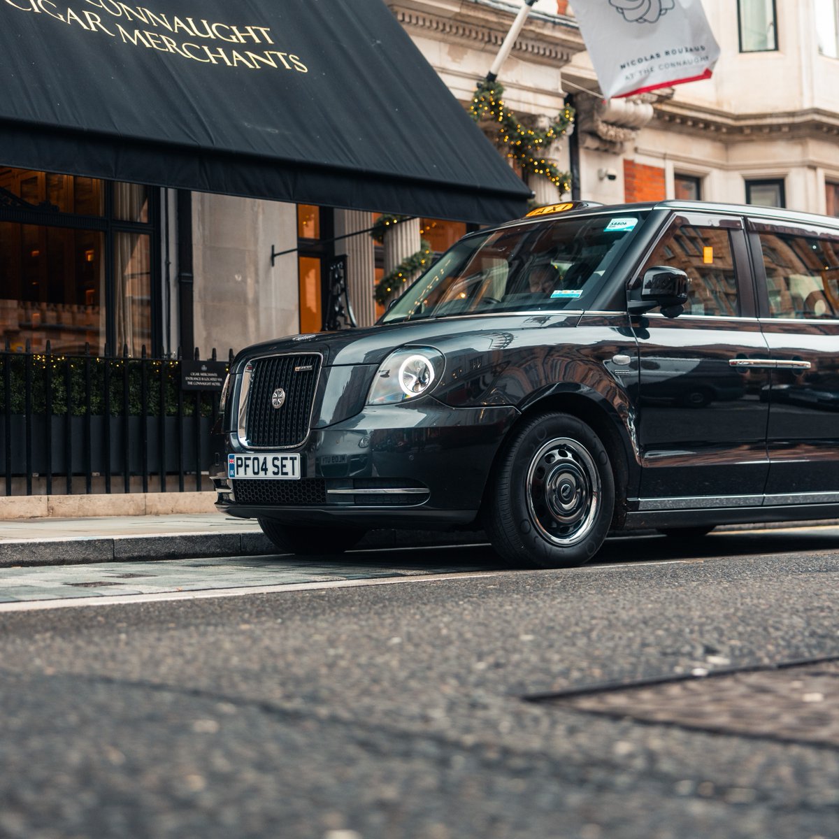 LondonEVCompany's tweet photo. The iconic black cab has been an intrinsic part of London's everyday life for generations. Today, TX proudly continues that legacy, building on a long history of instantly recognisable, fully accessible and trusted mobility.
#blackcab #london #taxi #heritage #modern https://t.co/luN2hiW9Of