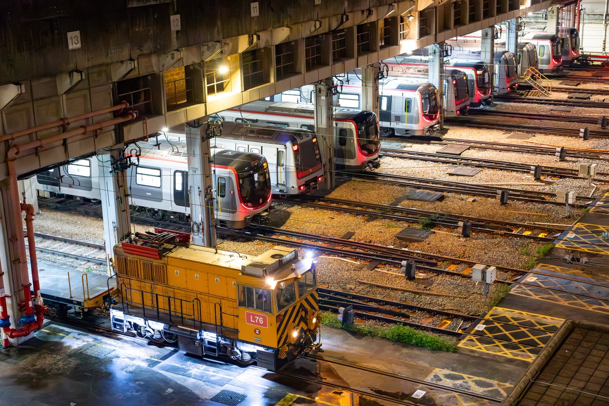 K0RAIL_10_426's tweet photo. 6/26~29
港鐵 工程車

東涌綫工臨：L82+ホキ*2+L79
荃灣車廠調車：L76+L63+廃車M-train*2
機場快綫檢測：L82+檢測車+探傷車+平車+L79
荃灣綫工臨：L76+平車+架線作業車*2+L63

引退や転属の進むイギリス製のELを色々撮影！小蠔灣所属車はL79,82の2両のみみたいなで、撮影出来て良かったです。 https://t.co/QGtTQoHFtr