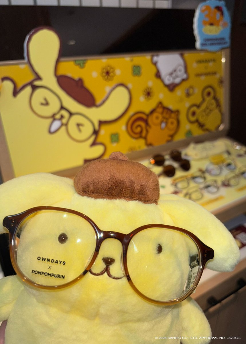 owndays_PR's tweet photo. 【OWNDAYS × POMPOMPURIN】
ポムポムプリンとのコラボアイウェアが本日より店舗にて発売✨

みんなの推しのぬいぐるみと写真を撮って投稿してね🍮

🔗https://t.co/osUD3Pjq4X
#メガネ　#Sanrio　#ポムポムプリン https://t.co/nI0kEqmr94