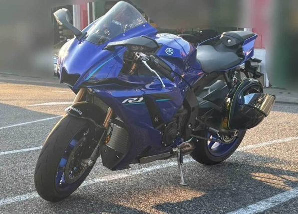 Awakend_Citizen's tweet photo. 酷い
酷すぎる
マジ許せねぇ

僕もバイク好きだから他人事とは思えない

一生懸命働いてお金を貯めて
ようやく手に入れた280万円のYAMAHA YZF-R1
納車直後に契約駐車場から盗難…

前後U字ロック、ハンドルロック、カバーも
窃盗グループには全く効果なし

こういう高価なバイクが狙われる
なぜ欲しいなら自分で金を貯めて買わない？

犯人は控えめに行って地獄に落ちてほしい

#Yahooニュース
https://t.co/49WO0kkBAx
