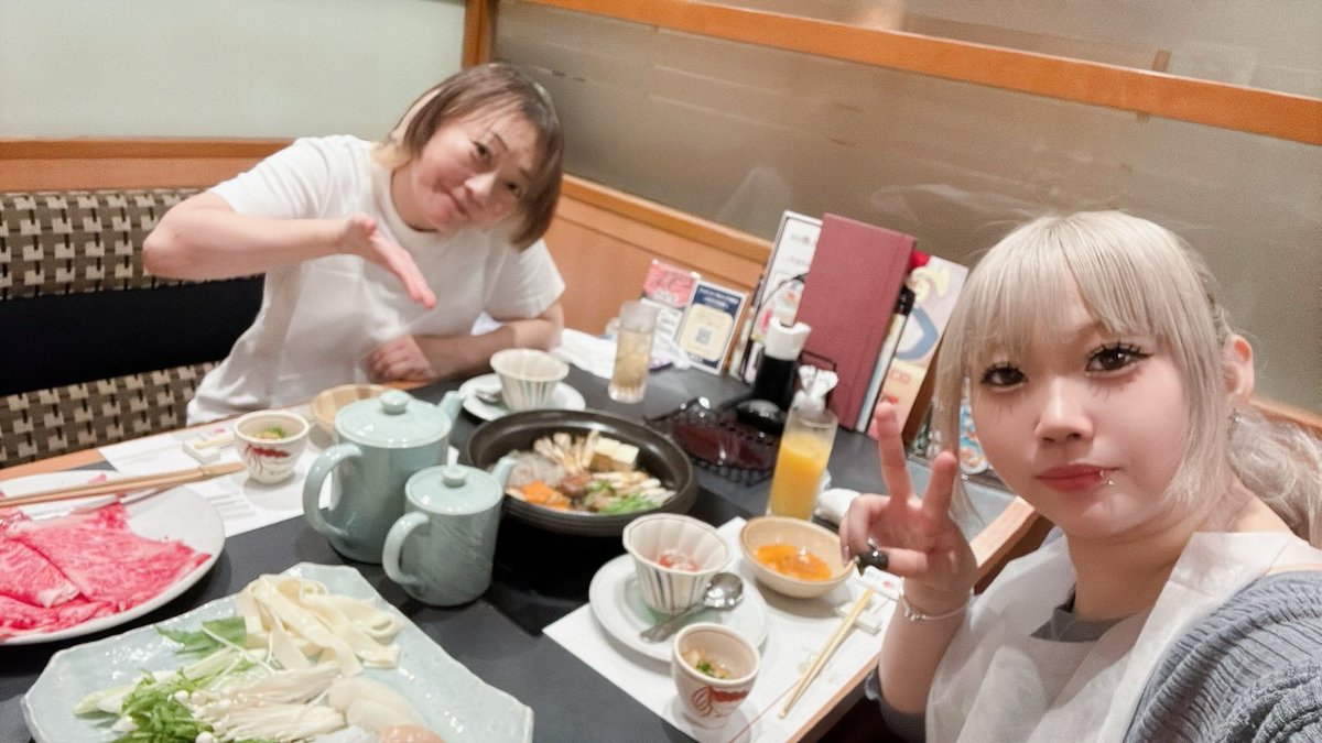 e_geranium's tweet photo. 7ですね〜
先月また一つ歳をとりました。
皆さんにお祝いしていただき幸せです💕
有姫！木曽路！ありがとう
🎶歳に磨かれる大人になりたい！素敵ならば輝きは消えない🎶
ゆっくり進んで参ります。
さて！まもなくファンミーティング🎋
スタジオを喫茶店に改装中🤣
是非いらして下さい☕️
#愛望美 https://t.co/JGHXlve0Gd
