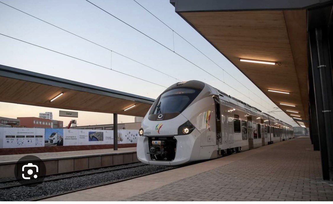 baelenge_irenge's tweet photo. #RDC : En bleu foncé , le train urbain #congolais tant vanté par #Tshisekedi et son camp ; en blanc vert, le train hurbain #Sénégalais et en blanc bleu , le train urbain #néerlandais. Franchement, médiatiser de telles images en 2026 devrait nous couvrir de honte. https://t.co/XBuP7FJJz6